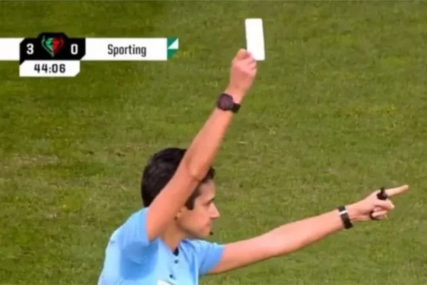 کارت سفید در فوتبال